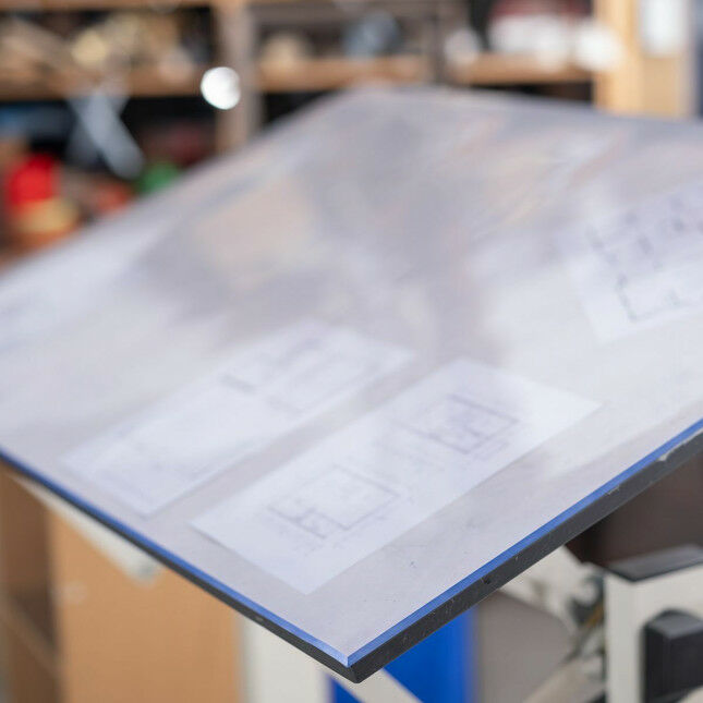 bureau met transparante snijmat